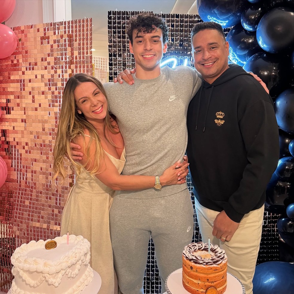 Carla Perez e Xanddy celebram os aniversários dos filhos, Camilly e Victor,  com as noras