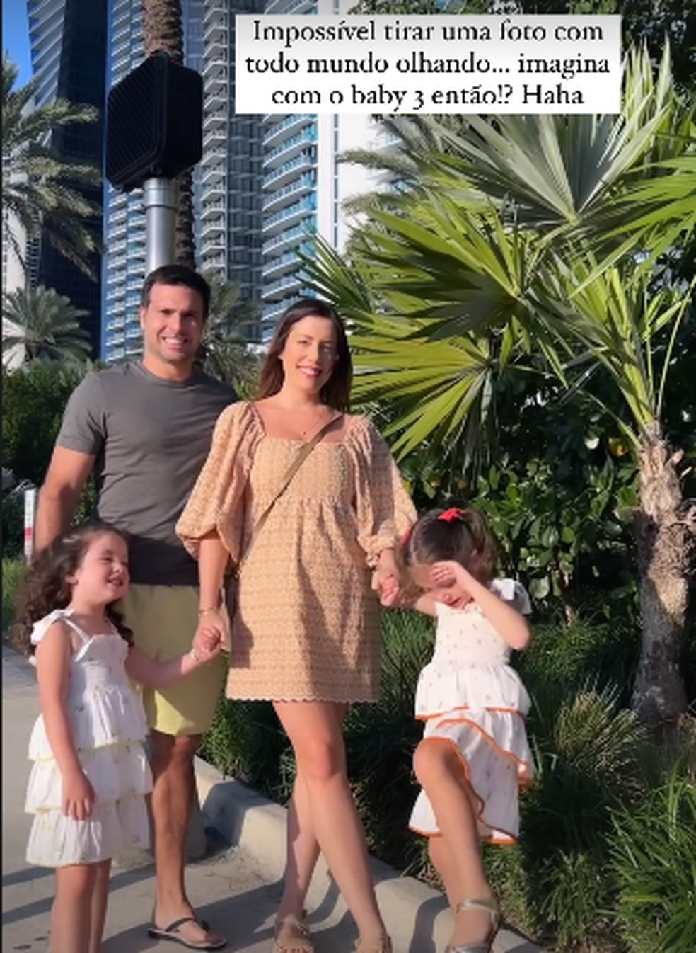 Fabiana Justus com o marido, Bruno Levi D'Ancon, e as filhas  gêmeas, Chiara e Sienna  — Foto: Reprodução/Instagram
