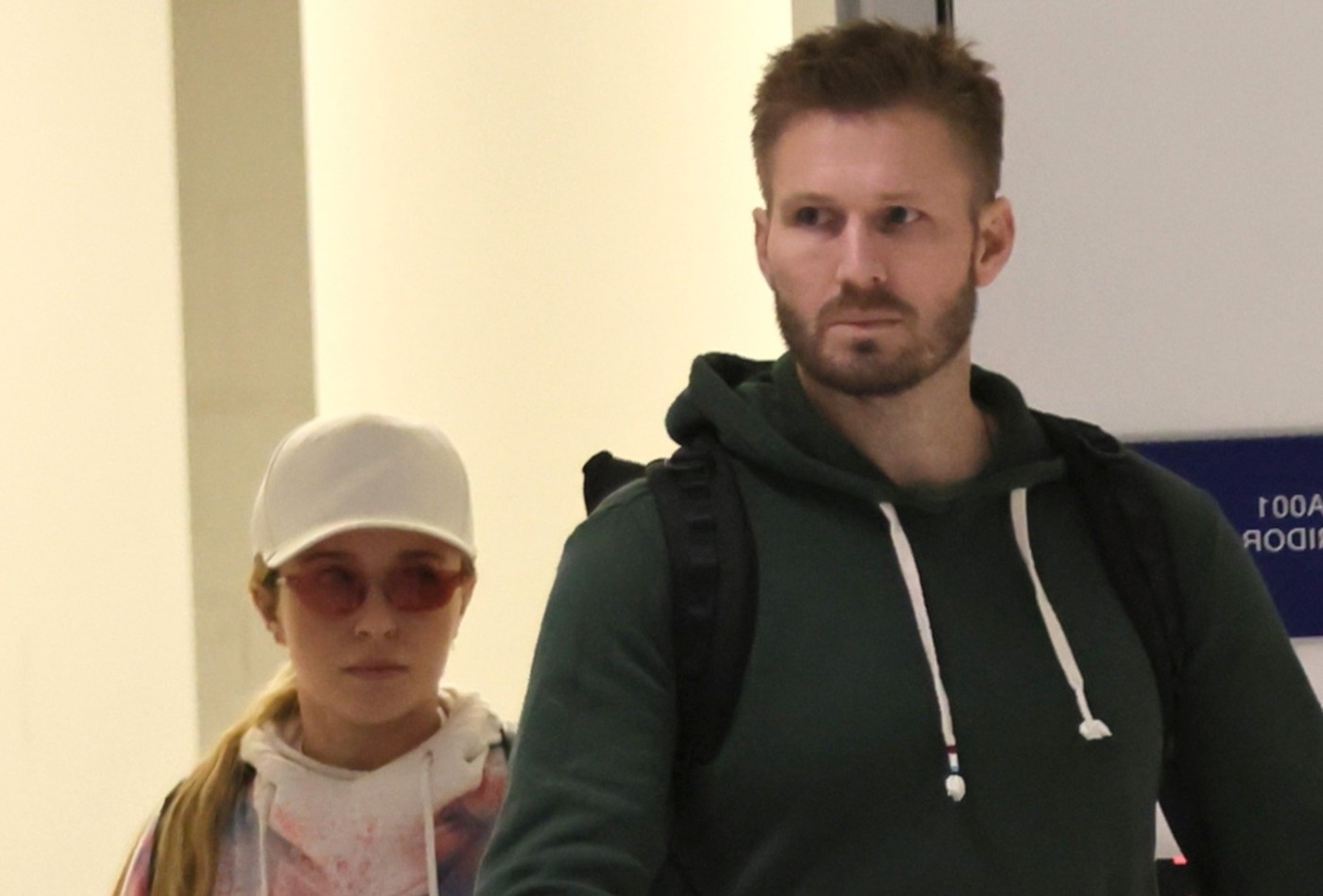 Hayden Panettiere aparece de muletas ao lado de namorado em uma das últimas aparições antes de morrer - QTU Questões do Universo