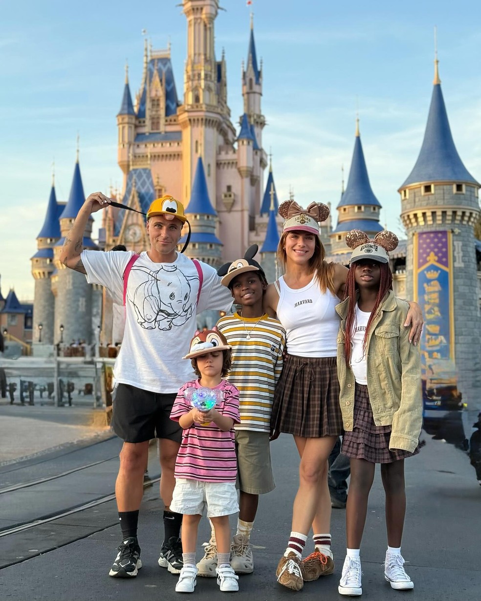 Giovanna Ewbank e Bruno Gagliasso curtem Disney com Titi, Bless e Zyan  Foto: Reproduo/Instagram