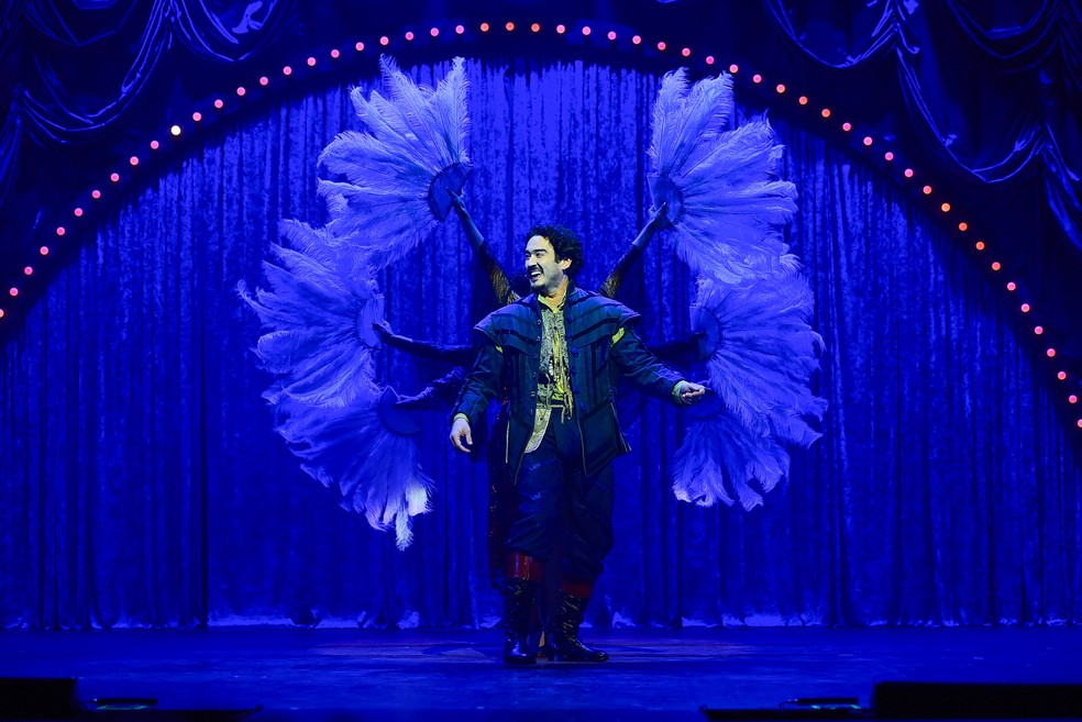 Marcos Veras em cena do musical 'Alguma Coisa Podre' — Foto: Andy Santana/BrazilNews