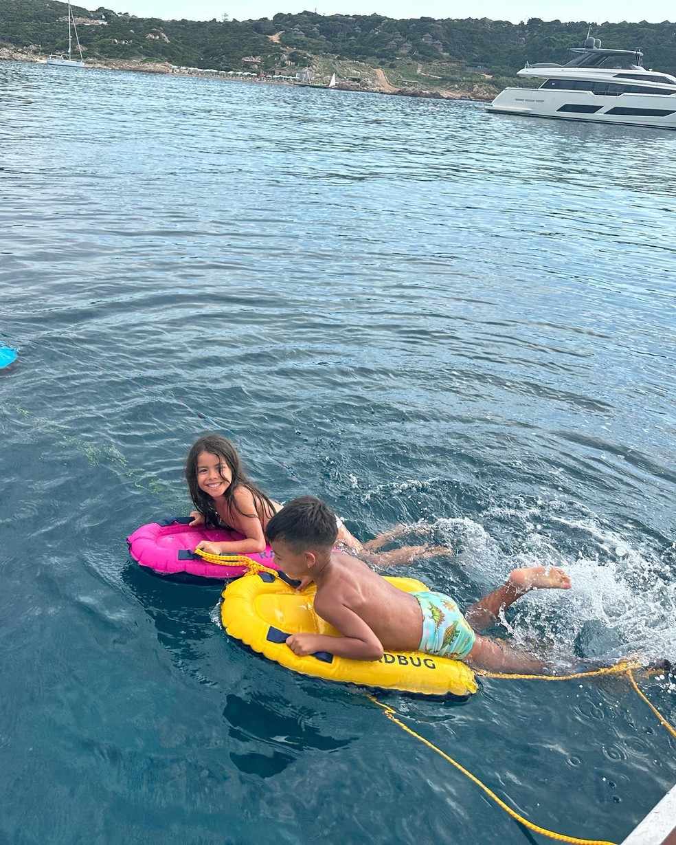 Georgina Rodriguez abre novo álbum de fotos das férias com Cristiano Ronaldo e os filhos — Foto: Reprodução / Instagram