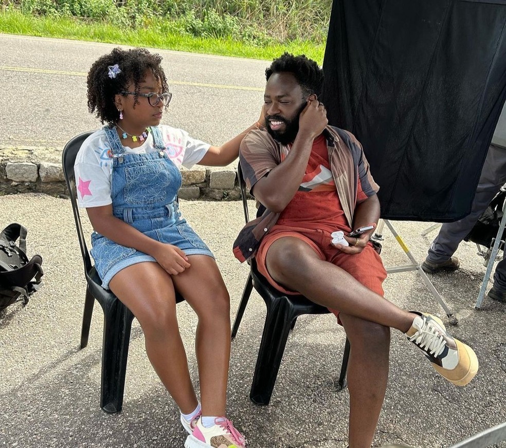 Maria Flor e Douglas Silva nas gravações de 'Fuzuê' — Foto: Reprodução/Instagram