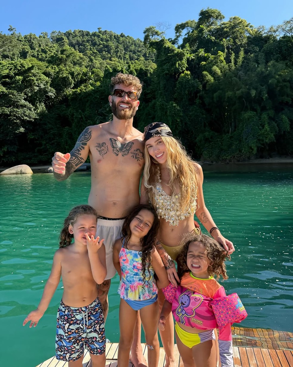 Karoline Lima e Léo Pereira com os filhos — Foto: Reprodução/Instagram