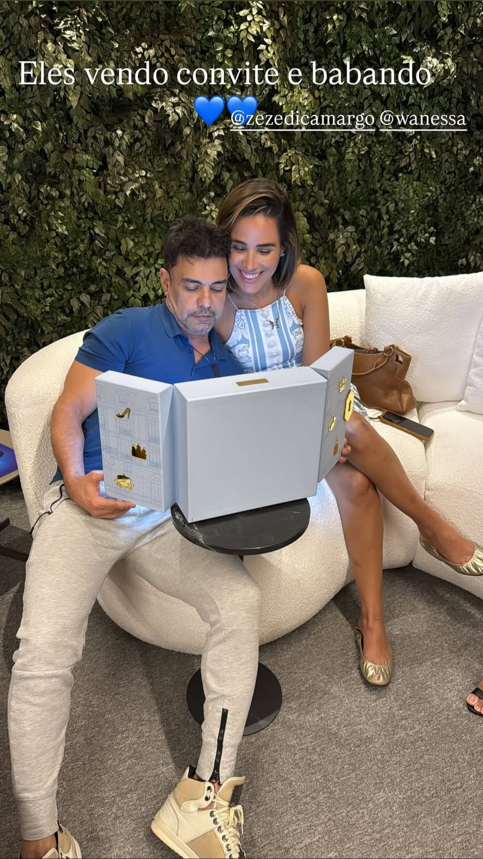 Zezé Di Camargo e Wanessa admiram convite de aniversário de Clara — Foto: Reprodução/Instagram