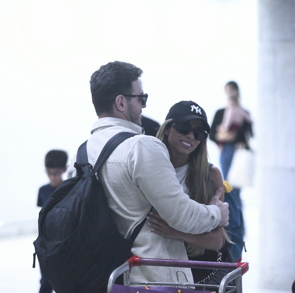 Gustavo Benedeti encontra Key Alves em aeroporto no Rio — Foto: Adão/AgNews