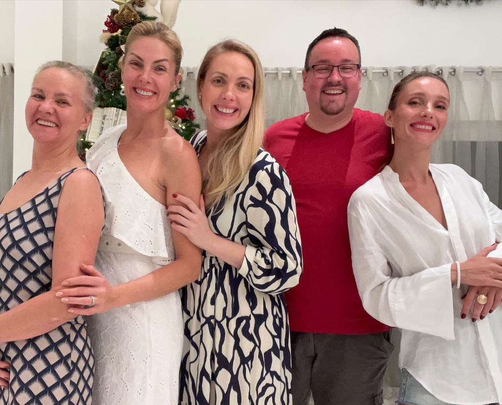 Ana Hickmann com os irmãos, Luiz Carlos Hickmann, Fernanda Hickmann e Isabel Hickmann, e a mãe, Reni Saath — Foto: Instagram