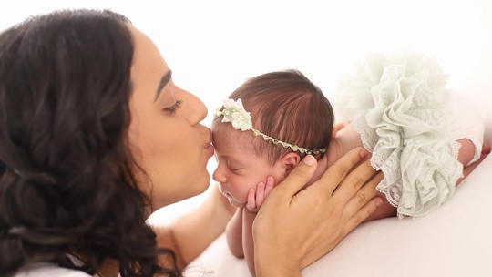 Mirella Santos, uma das Gêmeas Lacração, faz ensaio newborn com a filha Luna; fotos 