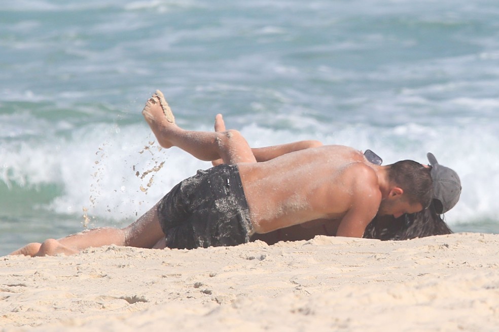 Jade Picon e André Lamoglia na praia da Barra da Tijuca — Foto: Dilson Silva/Agnews