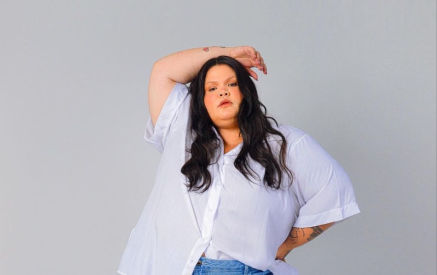 Thais Carla posa nua em frente ao espelho, e reflete sobre autoestima