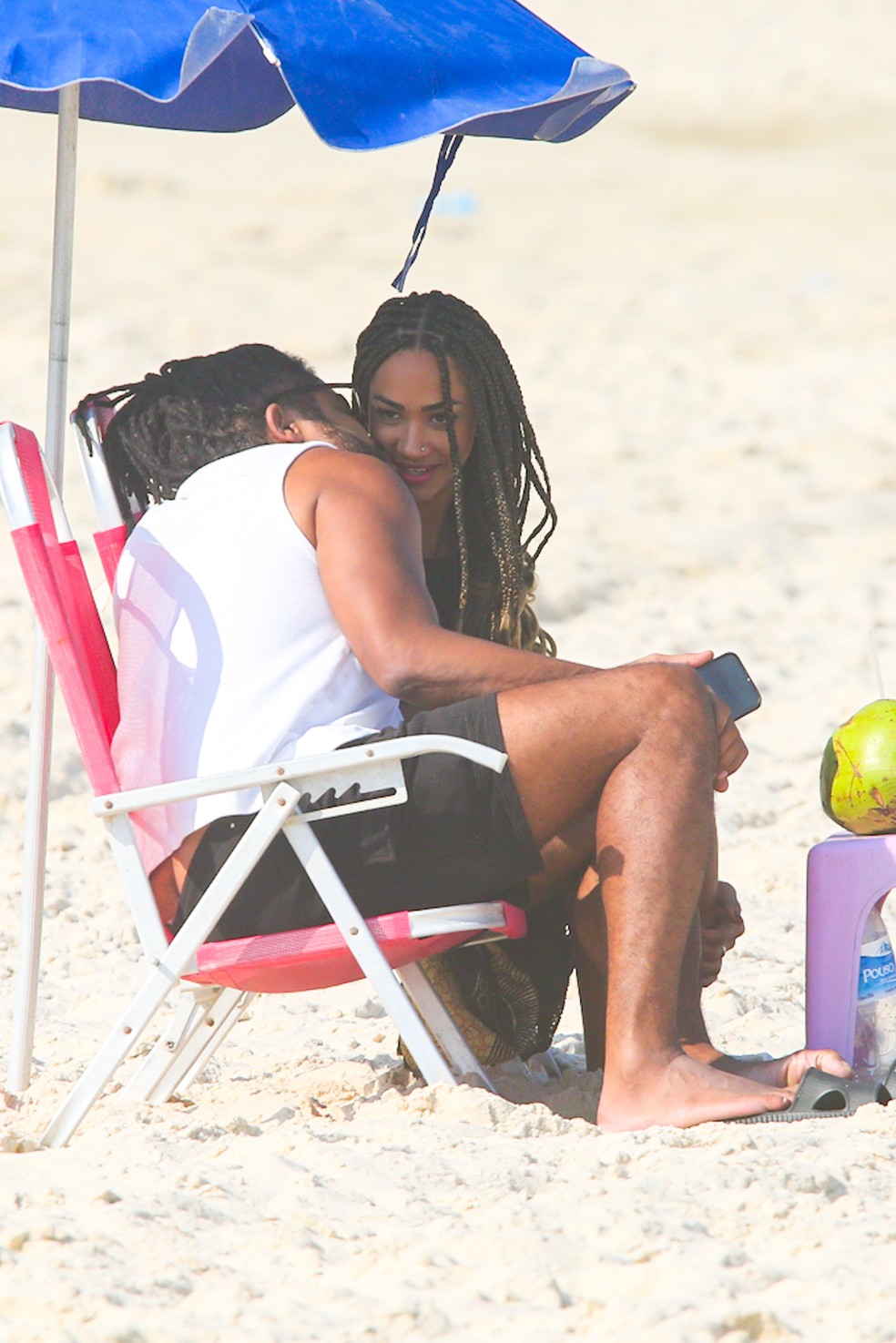 Aline Patriarca e Diogo Almeida v&atilde;o &agrave; praia no Rio &mdash; Foto: Dilson Silva / Agnews