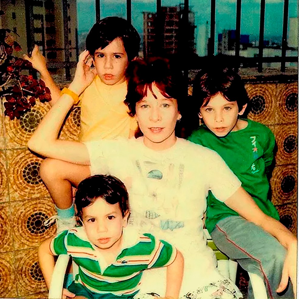 Rita Lee entre os filhos --João, Beto e Antonio -- nos anos 80 — Foto: Reprodução/ Facebook