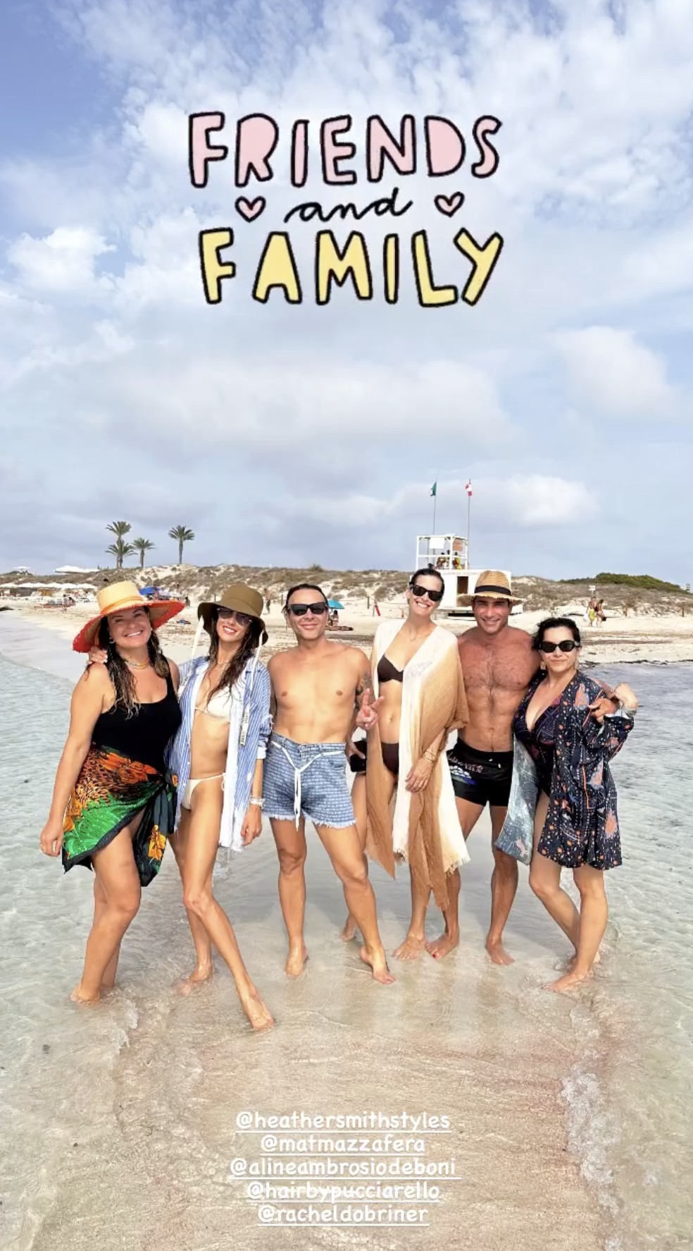 Alessandra Ambrosio está curtindo férias na Espanha com amigos — Foto: Reprodução / Instagram
