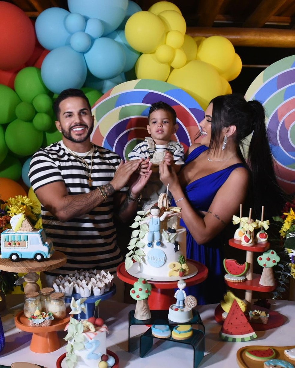 Emily Garcia e Babal Guimarães celebram dois anos de Miguel — Foto: Reprodução/Instagram