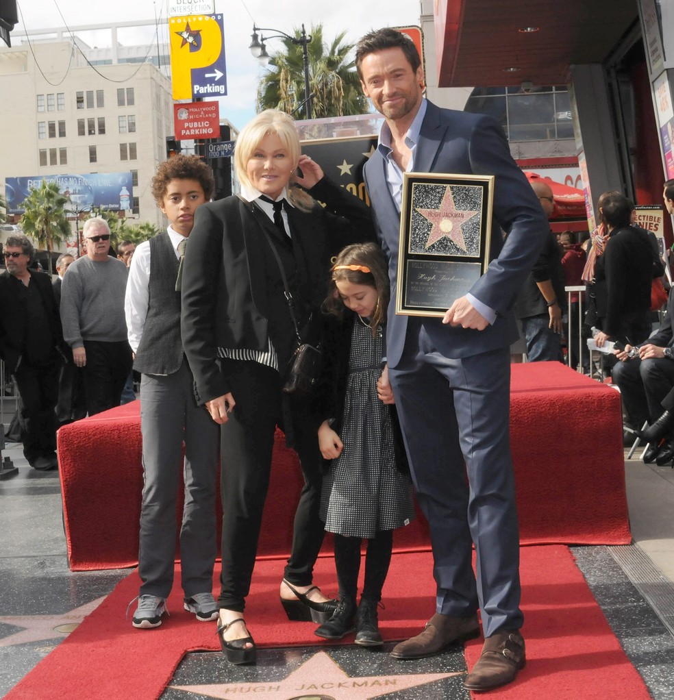 Deborra-Lee e Hugh Jackman com os filhos Oscar e Ava na cerimônia da Calçada da Fama em 2013 — Foto: Getty Images