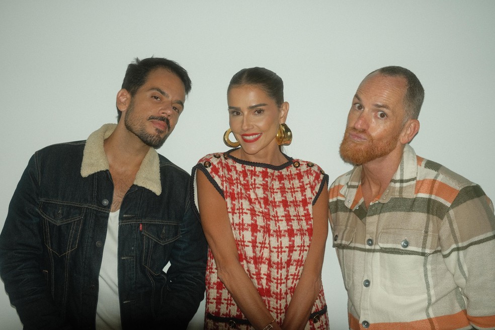 Deborah Secco com Brunno Rangel e Ma Feitosa, apresentadores do WOWcast &mdash; Foto: PH Costa Blanca