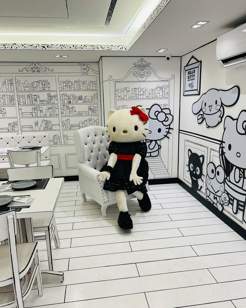  [Gaveta] O primeiro restaurante preto e branco 2D da Hello Kitty é sucesso na Liberdade, em São Paulo, com comidas temáticas e ambiente decorado — Foto: Instagram
