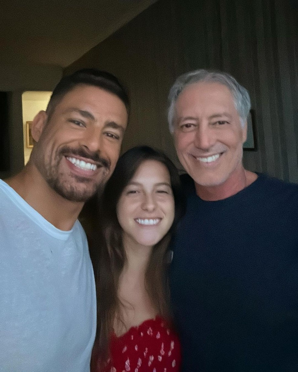 Cauã Reymond com a irmã, Lara Rodi, e o pai — Foto: Reprodução/Instagram