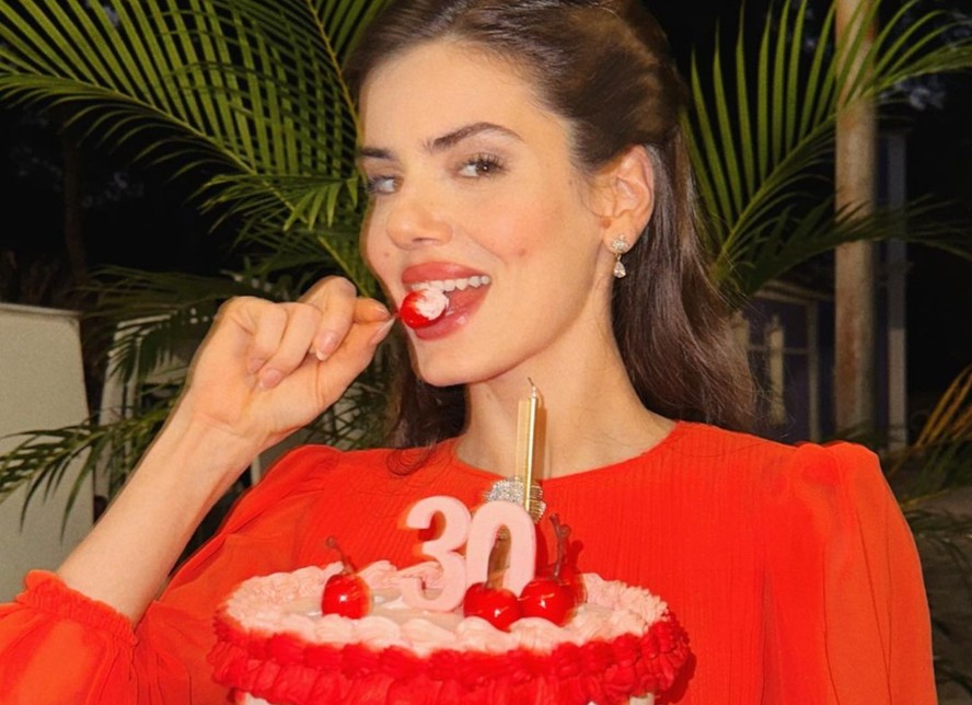 Camila Queiroz comemorando a nova idade