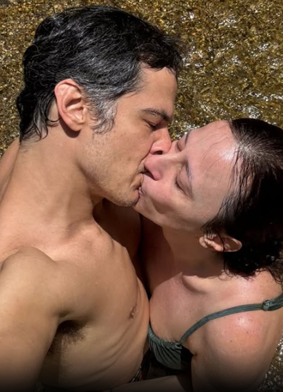 Discretos, Mateus Solano e Paula Braun dão beijão durante banho de cachoeira