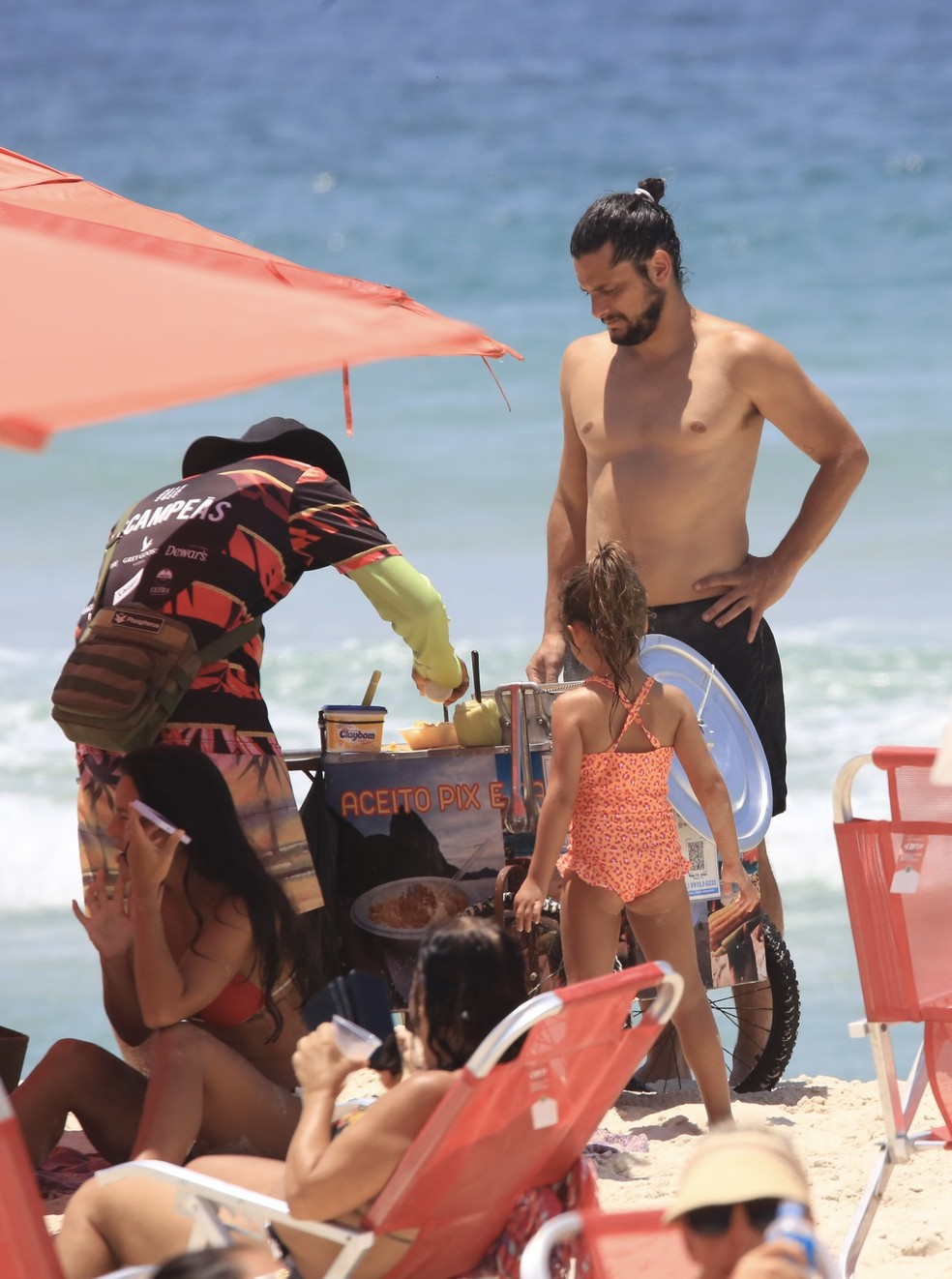 Yanna Lavigne e Bruno Gissoni na praia com os filhos — Foto: Fabricio Pioyani AgNews
