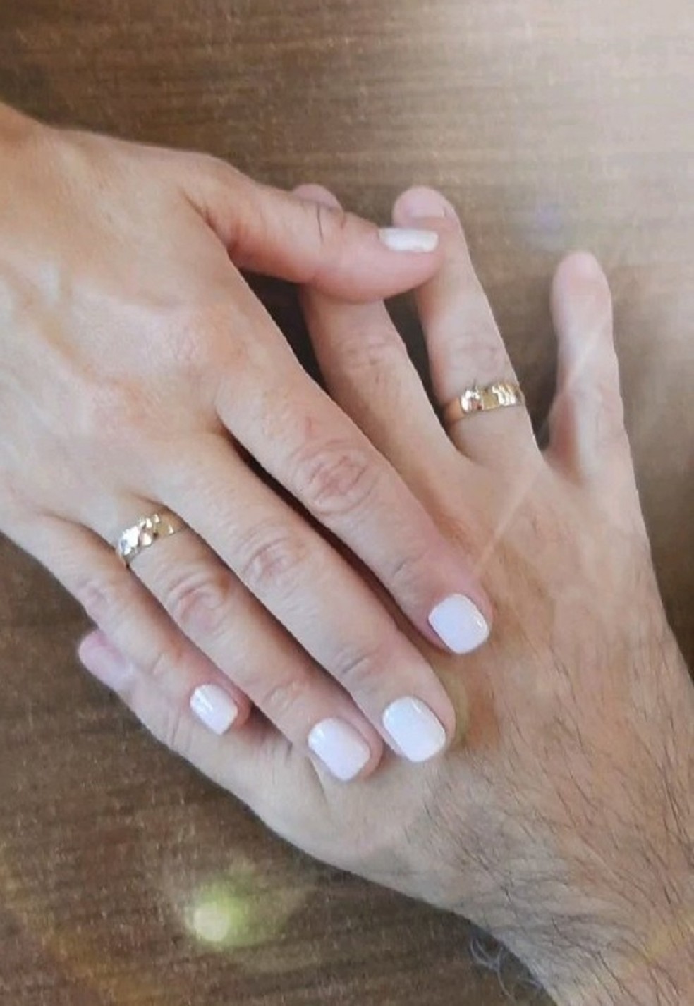 Mariane Dombrova e Eudes Freitas trocam alianças de noivado — Foto: Reprodução/Instagram