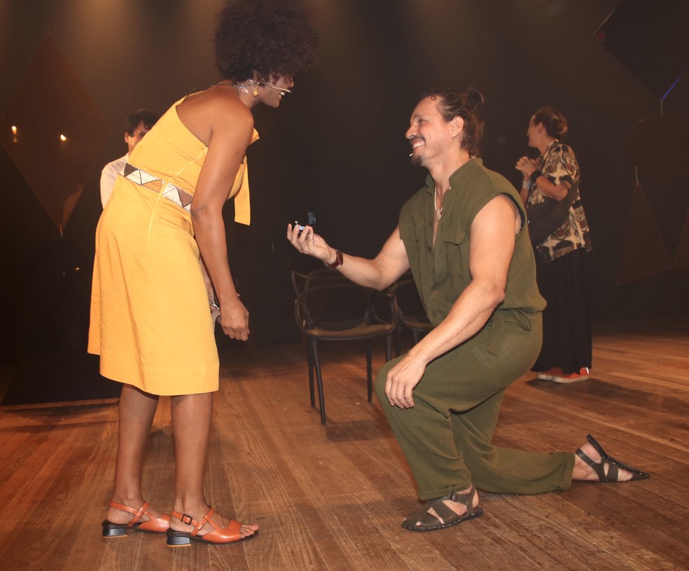 Isabel Fillardis é pedida em casamento após peça de teatro no Rio — Foto: Rogério fidalgo / Agnews