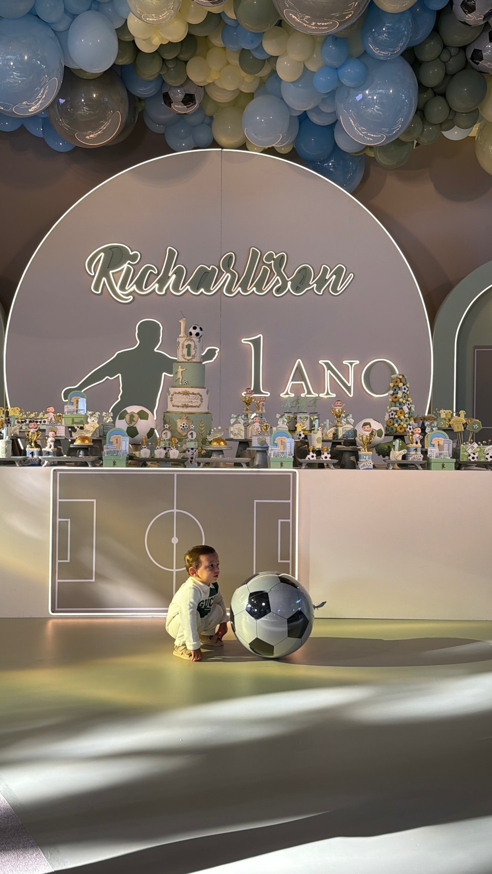 Richarlison e Amanda Araújo fazem festa para o filho, Richarlison Jr. — Foto: Reprodução/Instagram