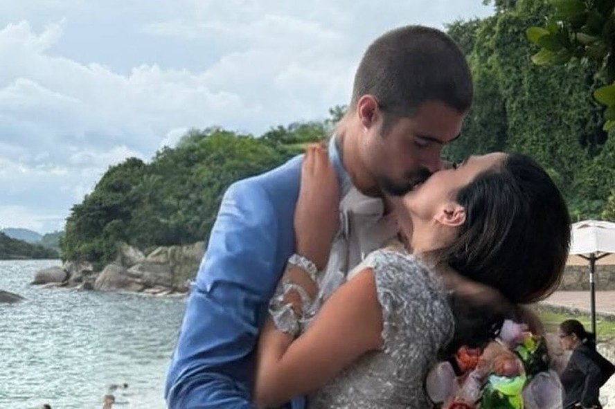 Tata Werneck e Rafael Vitti renovam votos de casamento em praia