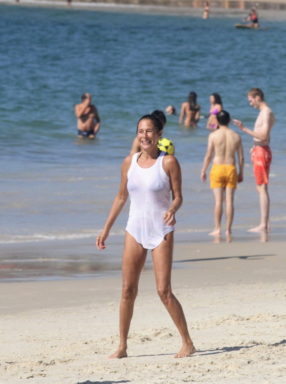 Andréa Beltrão esbanja simpatia após aula de natação — Foto: Dan Delmiro/AgNews