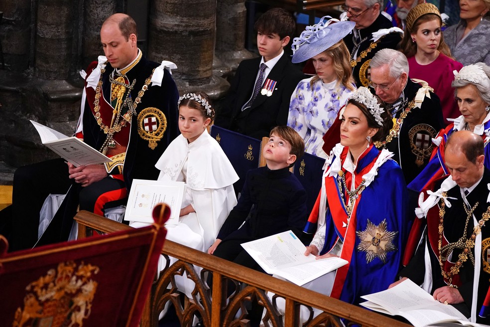 Príncipes Charlotte e Louis entre os pais, príncipe William e Kate Middleton, na cerimônia de coroação de Rei Charles III — Foto: Getty Images