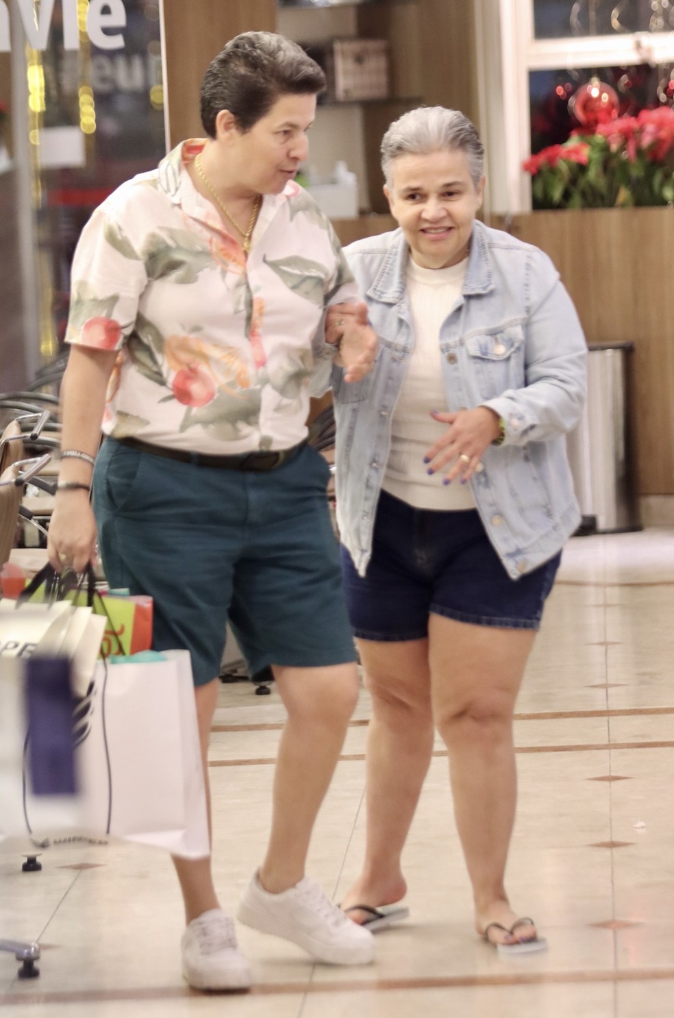 Claudia Rodrigues passeia com namorada no Rio