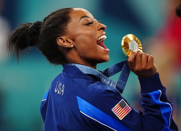Entenda o significado de colar que Simone Biles usou ao ganhar o ouro ...