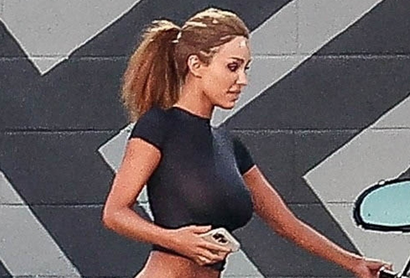 Descalça, Bianca Censori ousa com look ‘a vácuo’ e ‘cofrinho’ à mostra – Globo