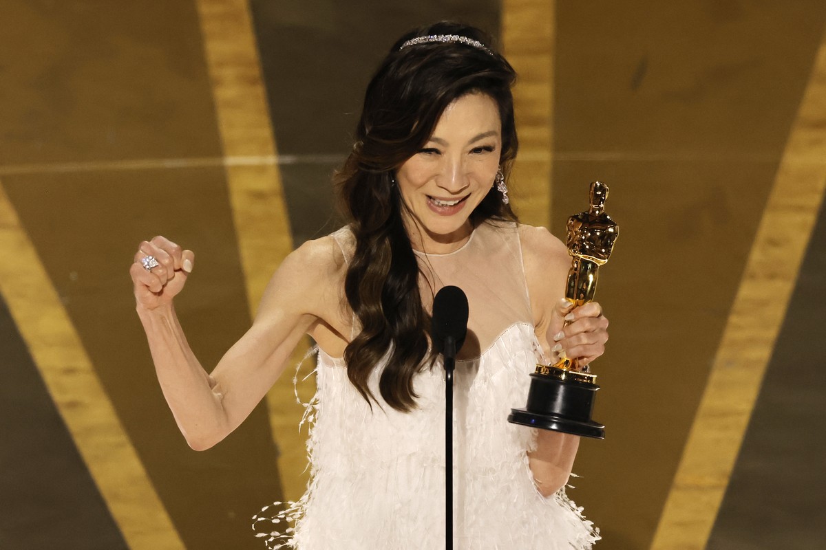 Oscar 2023 Michelle Yeoh é primeira asiática a ganhar prêmio de Melhor