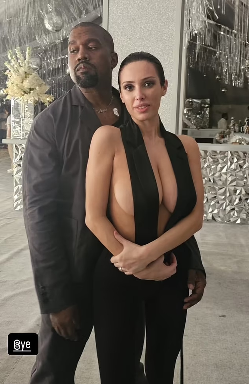 Kanye West e Bianca Censori — Foto: Reprodução/Instagram