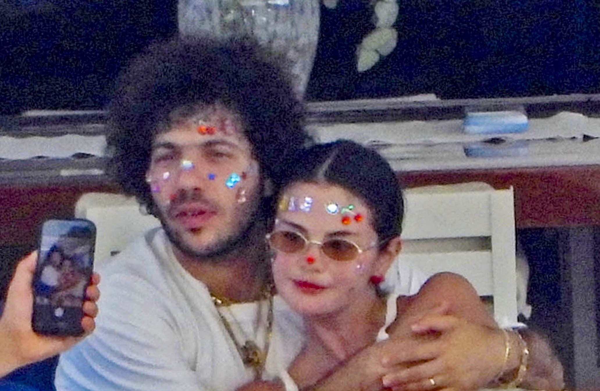 Selena Gomez e Benny Blanco se divertem com adesivos no rosto em iate