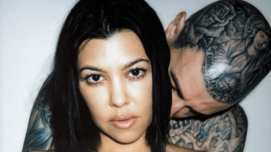 Após dar à luz, Kourtney Kardashian posta fotos quentes da gravidez com Travis Barker