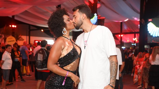 Ex-BBB Natália Deodato e namorado trocam beijos na primeira noite do Baile da Santinha – In the Park, em Salvador