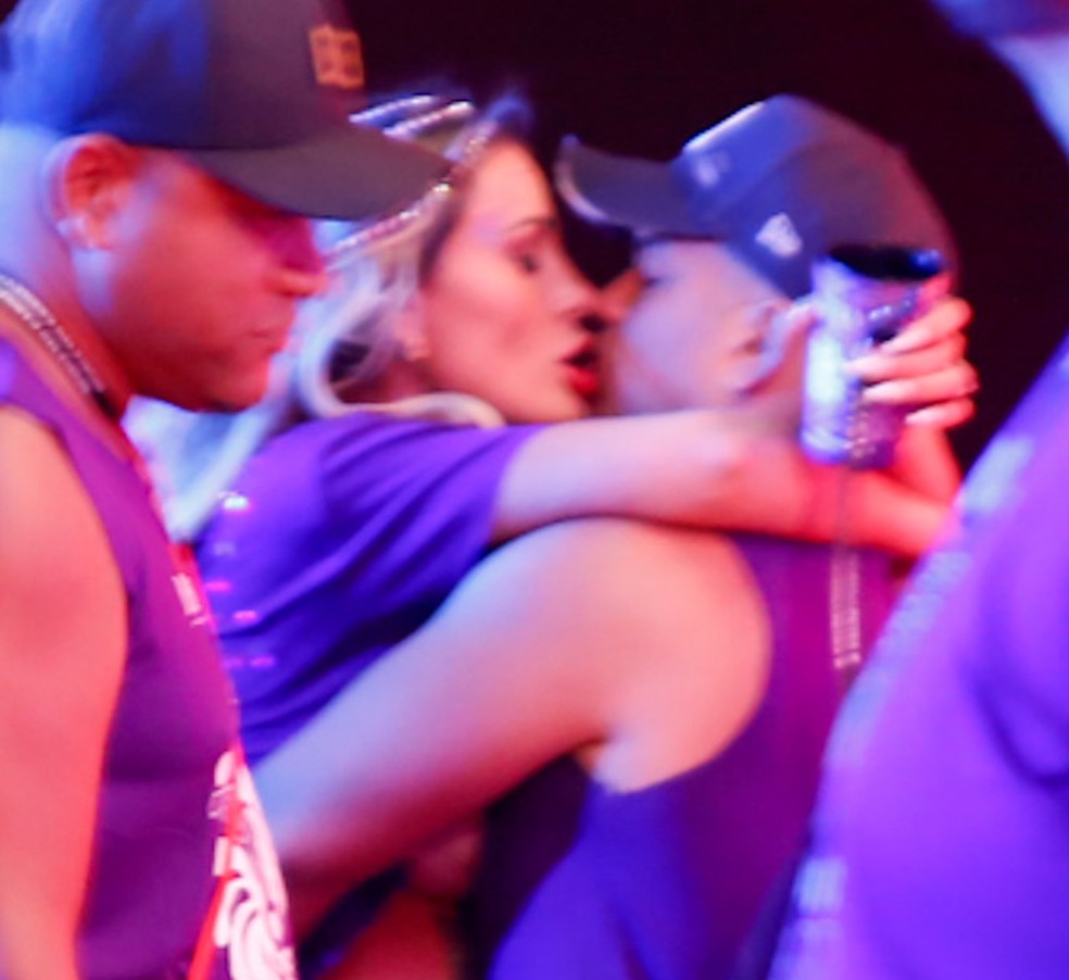Andressa Urach beija moreno na folia de Salvador — Foto: Divulgação/Divulgação