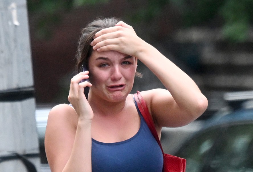 Suri Cruise é fotografada aos prantos enquanto conversa ao telefone