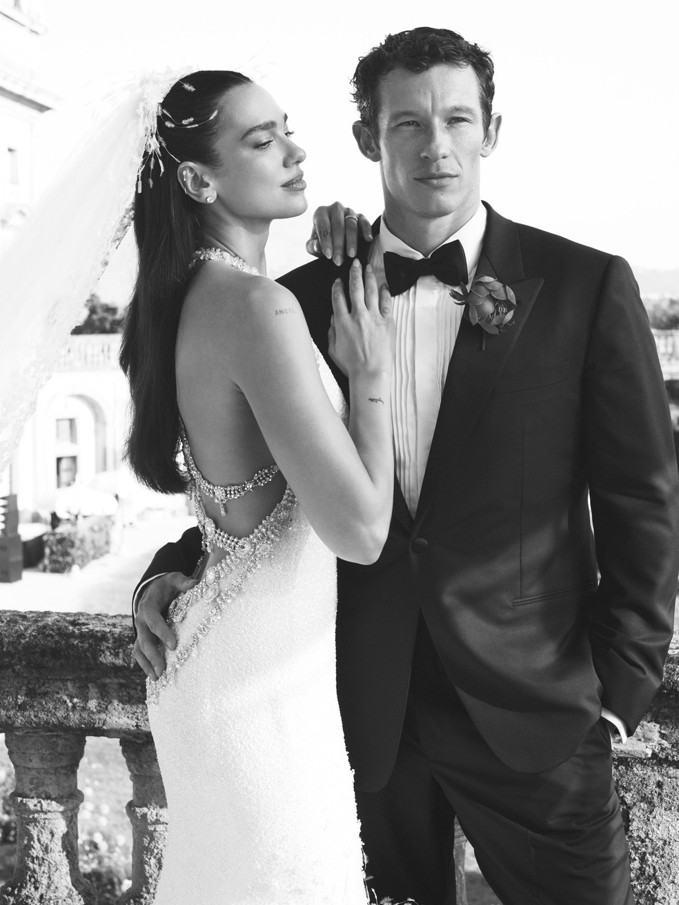 Dua Lipa abre álbum de casamento com Callum Turner — Foto: @davidsimsofficial