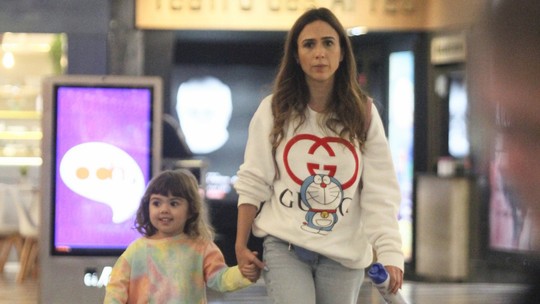 Tata Werneck passeia com a filha, Clara Maria, em shopping no Rio