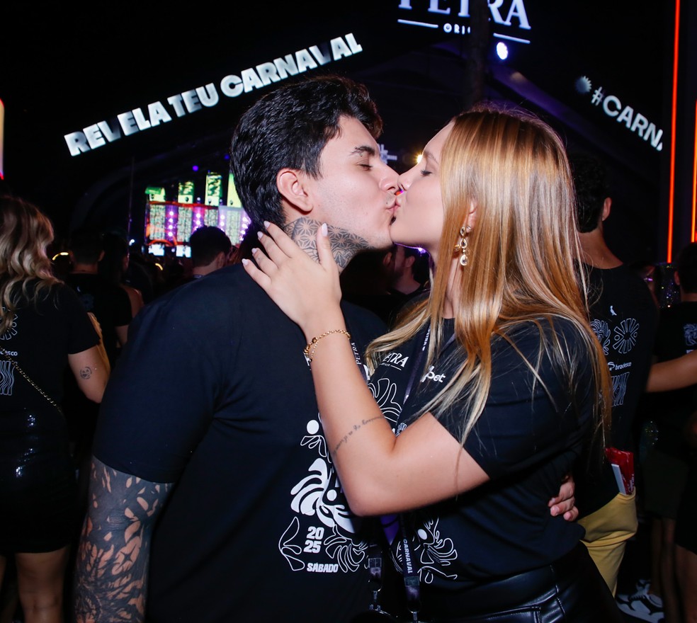 Arthur Urach e a namorada, Gabi Ayala — Foto: Thiago e Caio Duran/BrazilNews