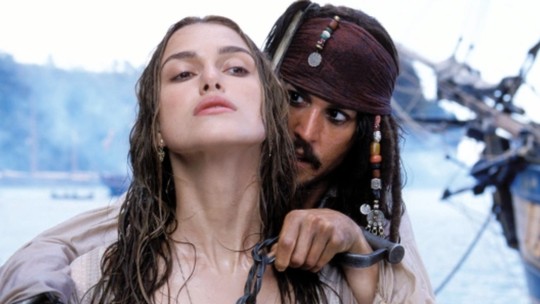 Keira Knightley diz que sucesso aos 17 em 'Piratas do Caribe' a fez se sentir aprisionada como objeto de desejo