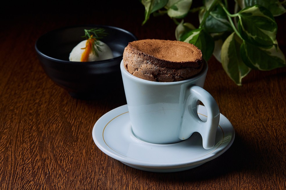 Suflê de Chocolate brasileiro com sorvete de cumaru e laranja confitada — Foto: Rodolfo Regini