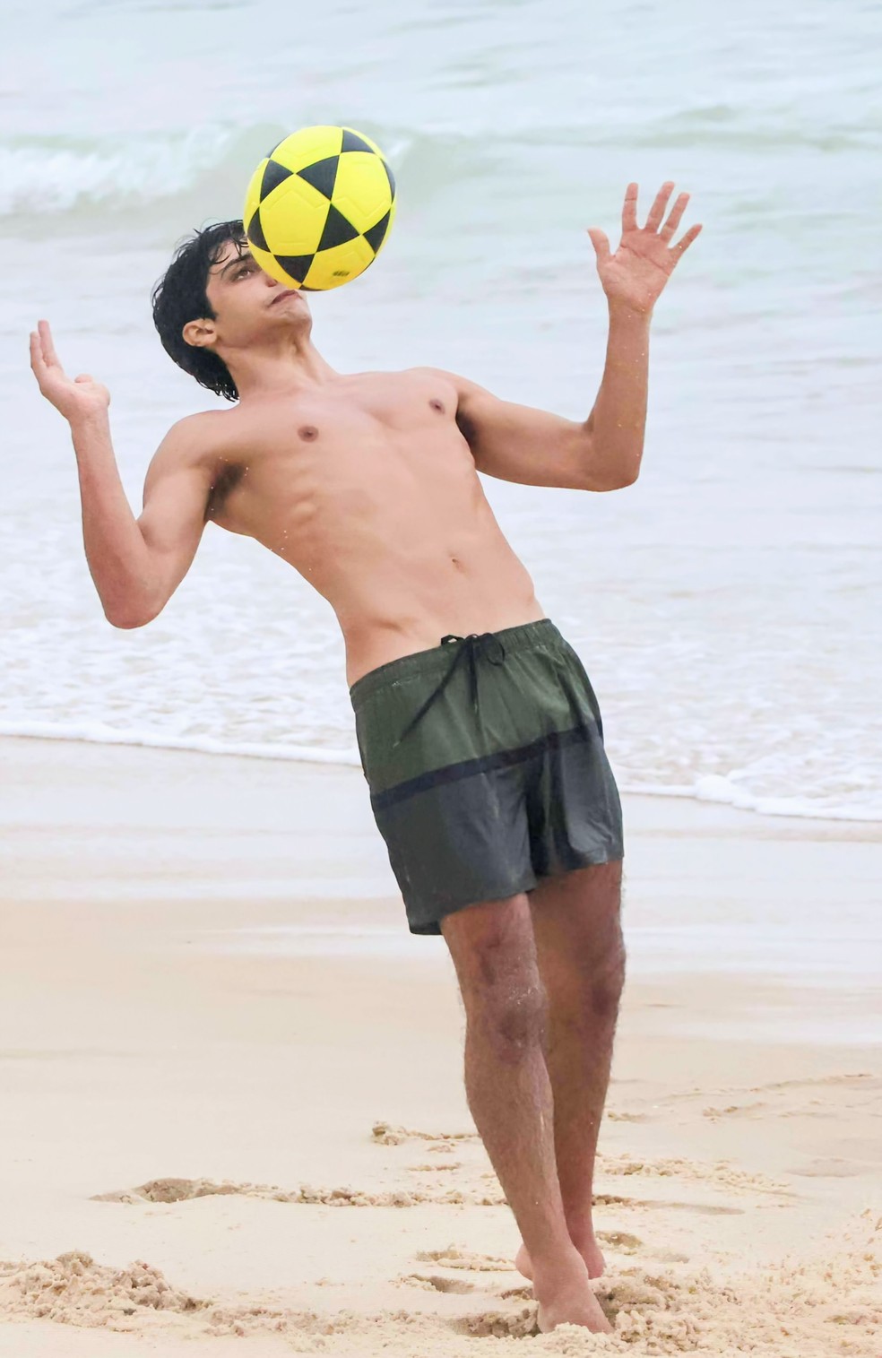 Márcio Garcia vai à praia com o filho mais velho — Foto: Dan Delmiro / Agnews