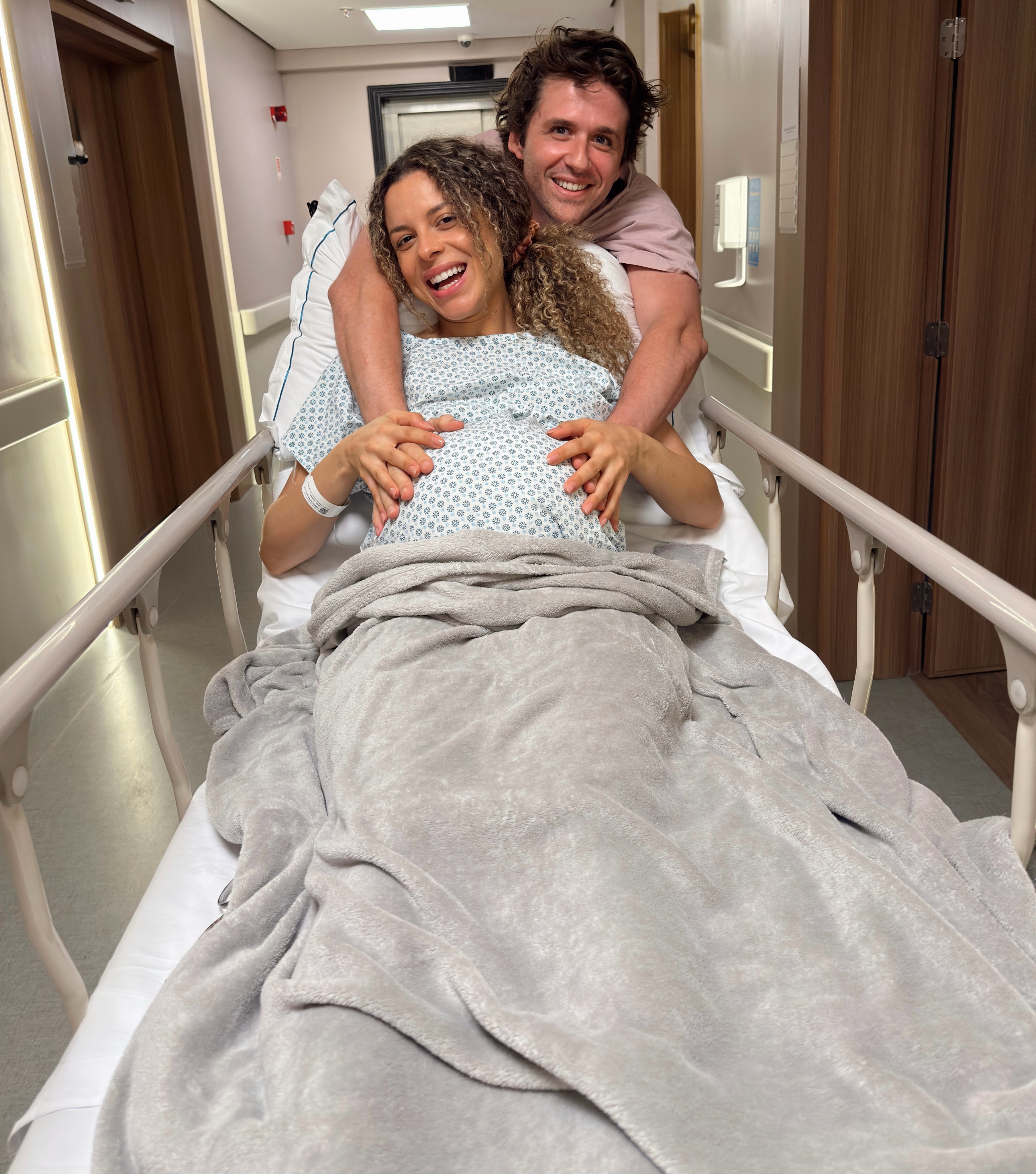 Ex-Malhação, Gil Coelho celebra nascimento da filha no mesmo dia do aniversário da mulher, Larissa Gloor - QTU Questões do Universo