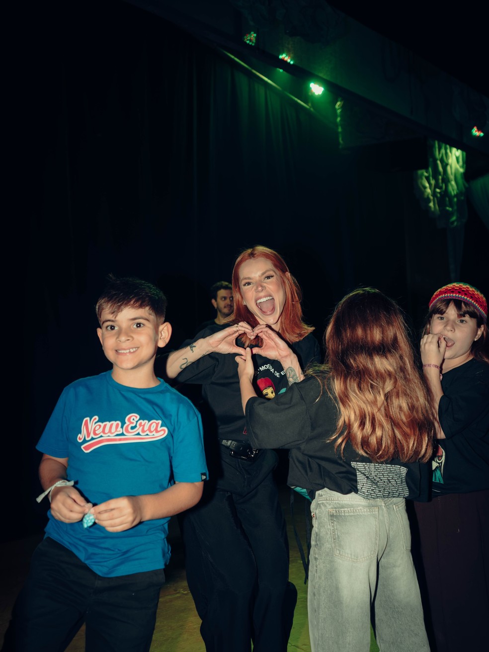 Thaís Vasconcellos encontra as filhas após aula de teatro — Foto: Divulgação