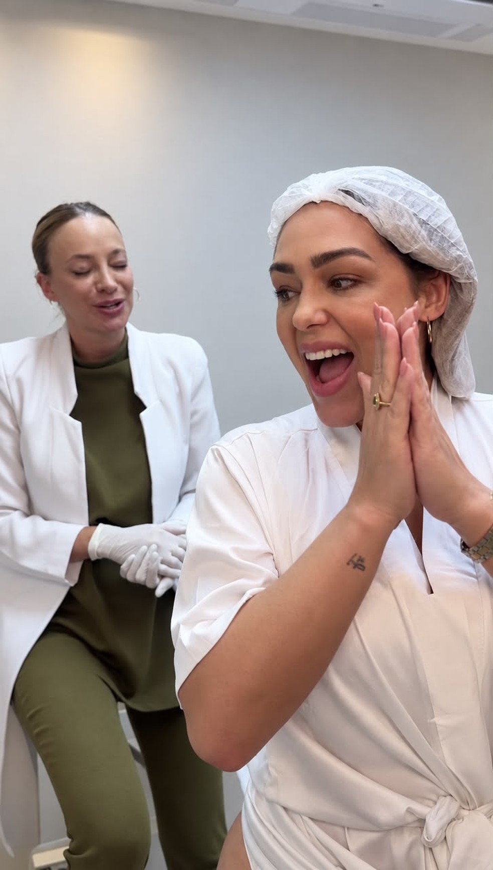 Tânia Mara faz tratamento no bumbum — Foto: @goldincision | @clinicaleger | CO ASSESSORIA
